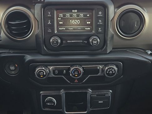 Used 2018 Jeep Wrangler Unlimited Sport AWD/4WD image 12