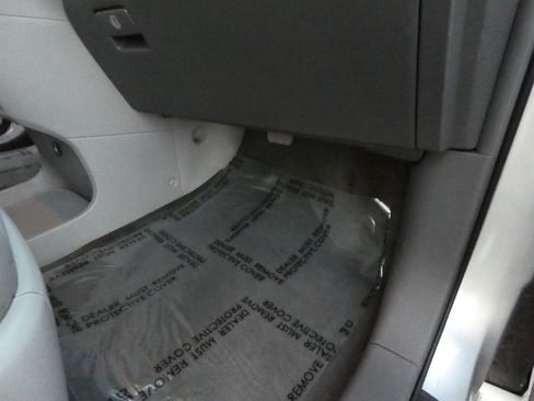 Used 2015 Toyota Sienna XLE image 31