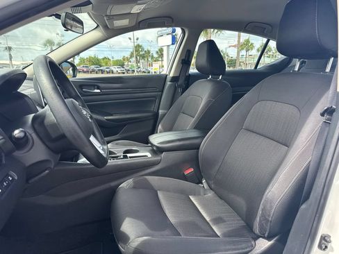 Used 2025 Nissan Altima 2.5 SV FWD image 12