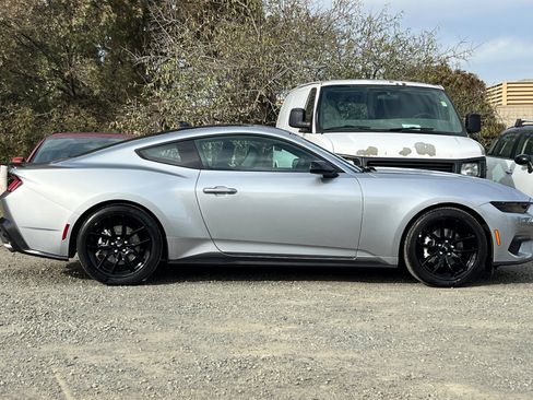 Used 2025 Ford Mustang Coupe image 3