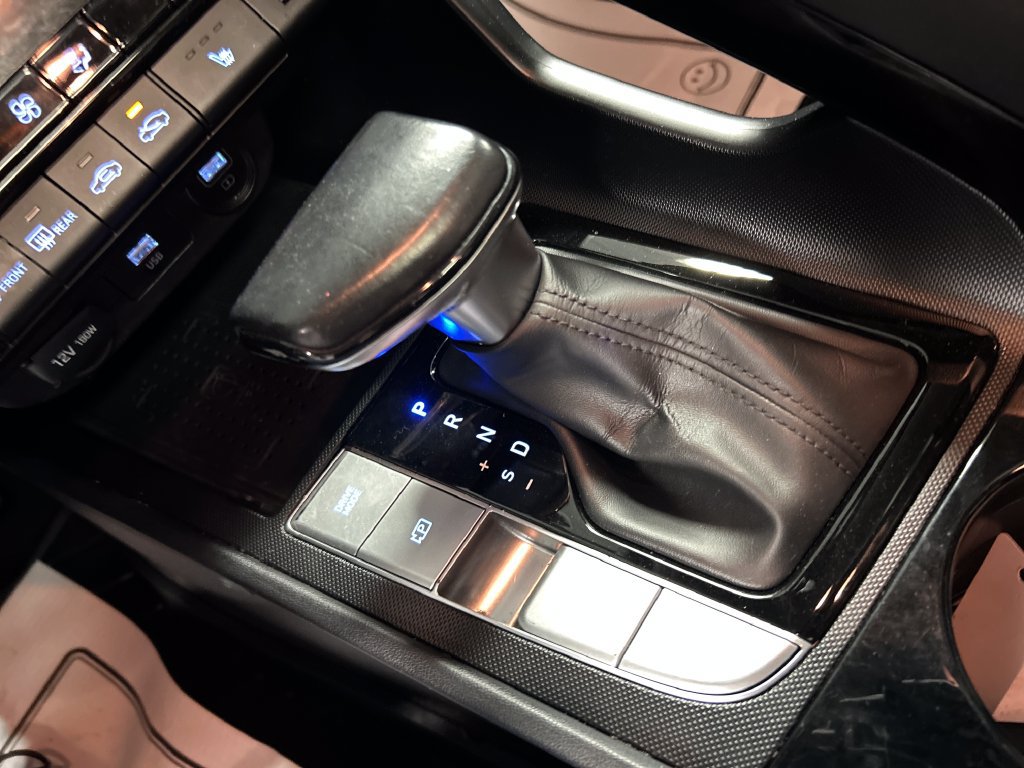 Used 2022 Hyundai Elantra Limited w/ Winter Weather Package FWD image 18
