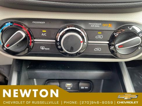 Used 2025 Kia Soul LX w/ LX Technology Package FWD image 12