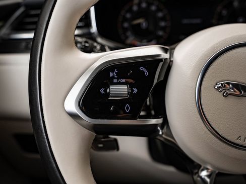 Used 2024 Jaguar F-PACE R-Dynamic S image 28