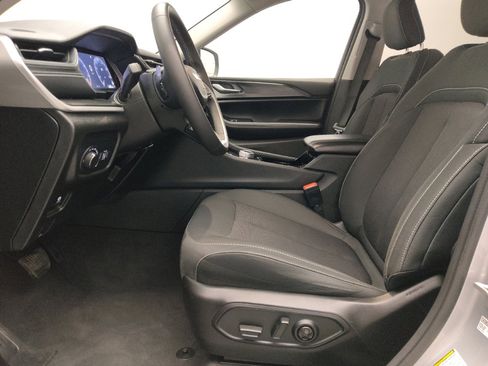 Used 2023 Jeep Grand Cherokee L Laredo image 17