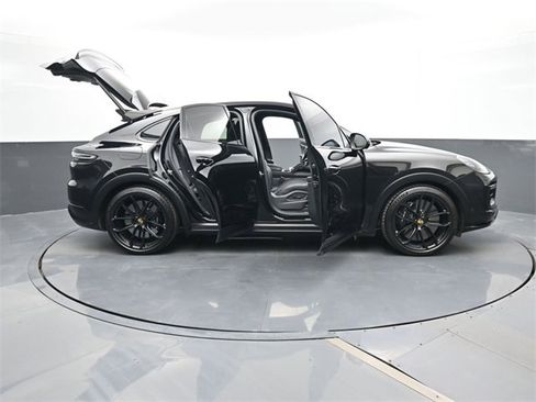 Used 2022 Porsche Cayenne Turbo GT image 34