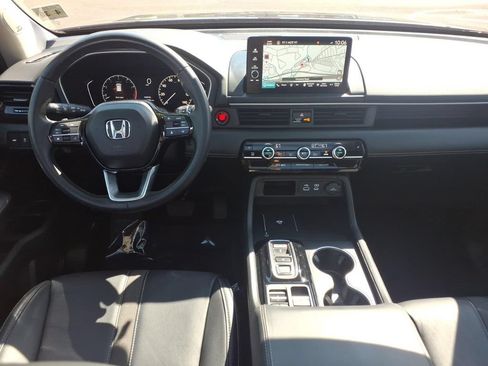 Used 2025 Honda Pilot Touring image 6