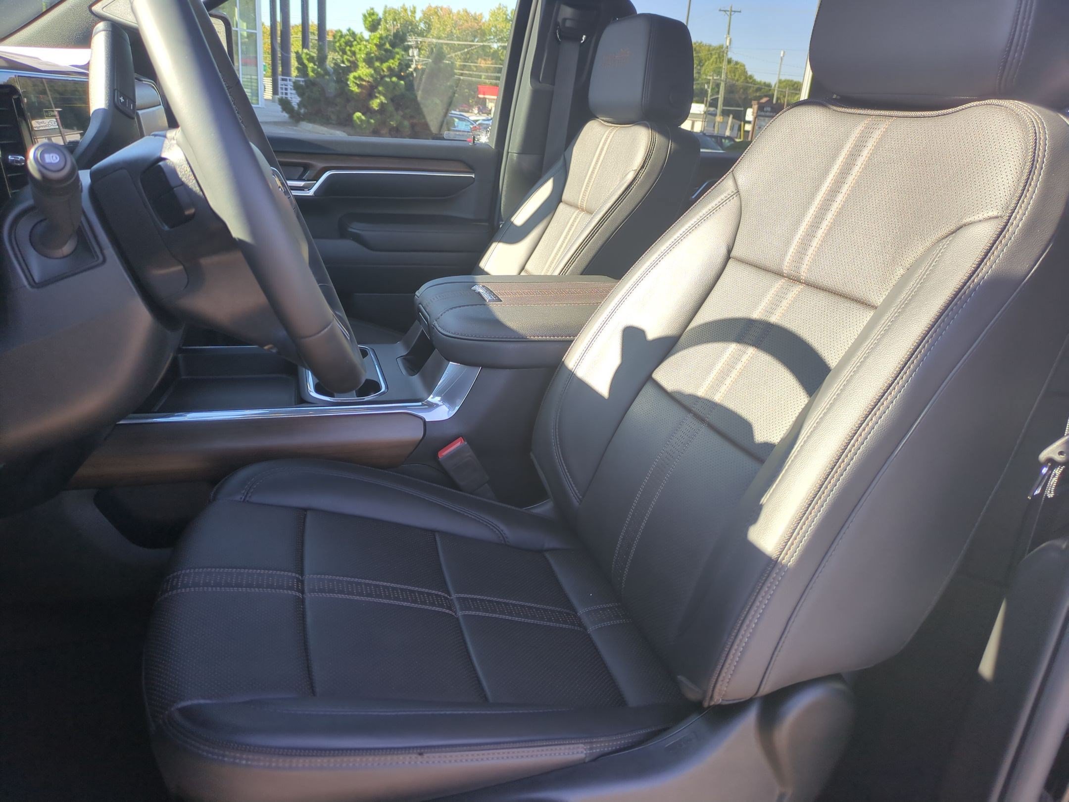 Used 2024 Chevrolet Silverado 2500 High Country w/ High Country Premium Package AWD/4WD image 15