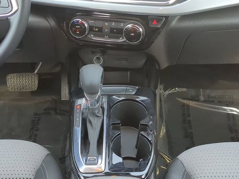 Used 2025 Chevrolet Trax LT w/ LT Convenience Package image 19