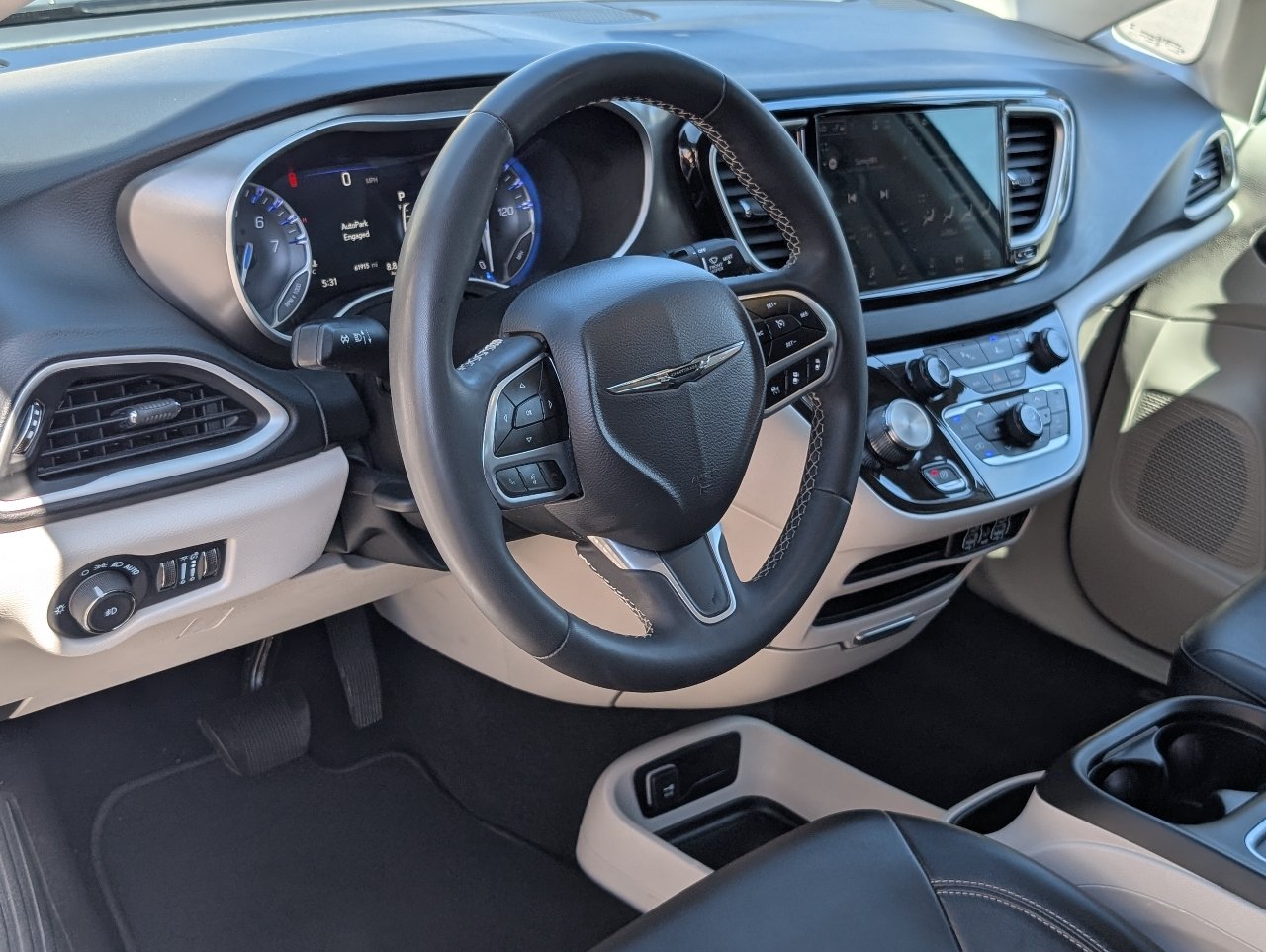 Used 2024 Chrysler Pacifica Touring-L FWD image 15