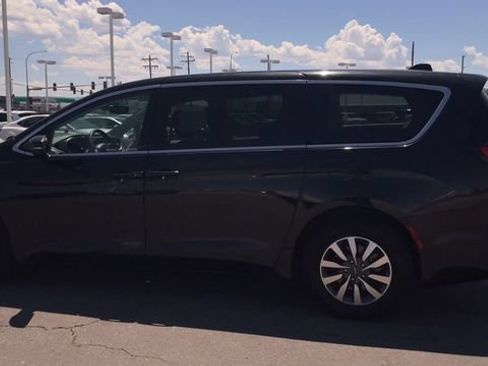 Used 2023 Chrysler Pacifica Touring-L FWD image 7