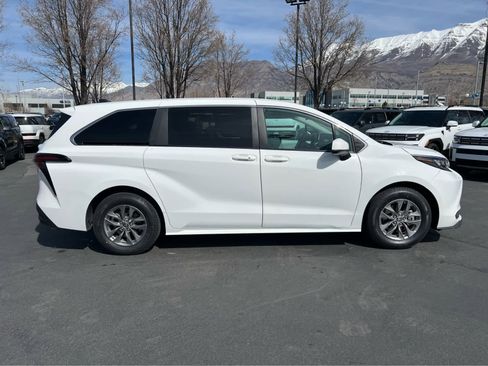 Used 2025 Toyota Sienna LE image 6