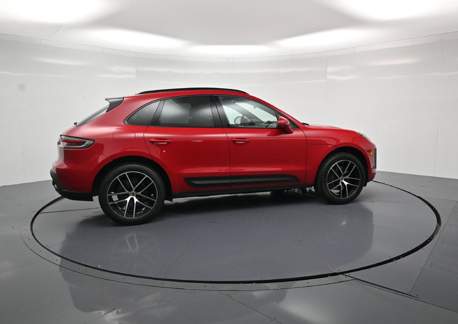 Certified 2025 Porsche Macan AWD/4WD image 39