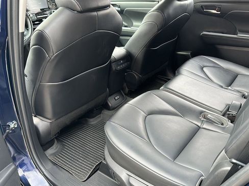 Used 2022 Toyota Highlander XLE image 17
