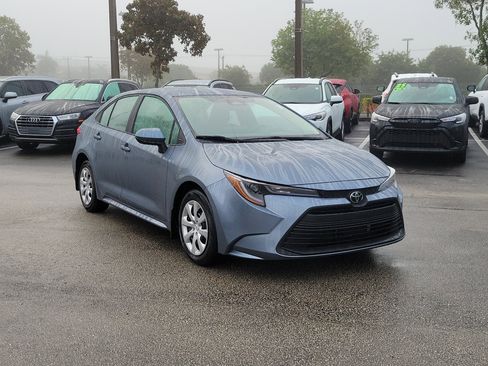 Used 2025 Toyota Corolla LE image 3