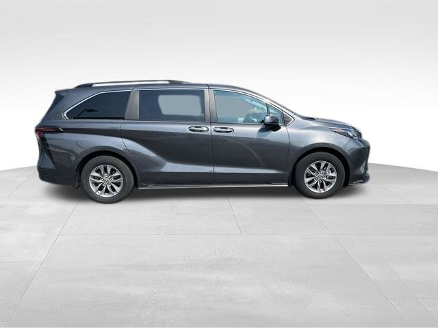 Used 2025 Toyota Sienna XLE w/ XLE Plus Package FWD image 8