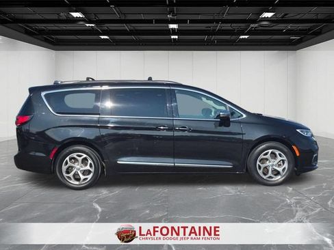 Used 2023 Chrysler Pacifica Limited FWD image 6