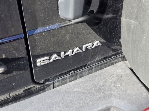 Used 2025 Jeep Wrangler Unlimited Sahara AWD/4WD image 5