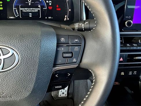 Used 2025 Toyota Camry SE image 11