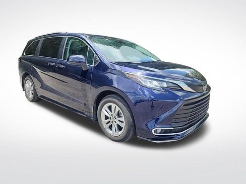 Used 2022 Toyota Sienna XLE w/ XLE Plus Package AWD/4WD image 3