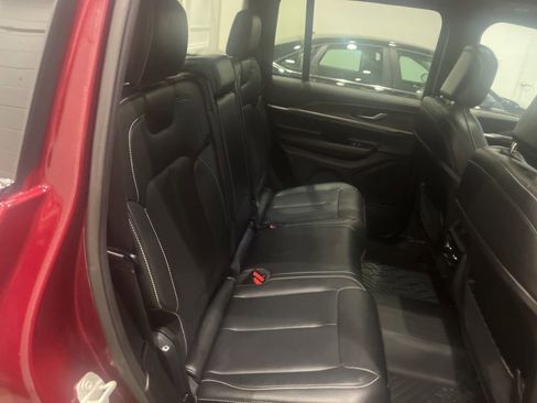 Used 2024 Jeep Grand Cherokee Limited image 12