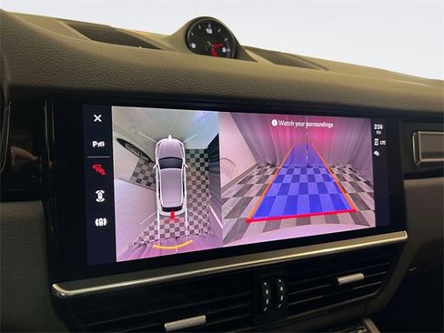 Used 2022 Porsche Cayenne Platinum Edition image 29