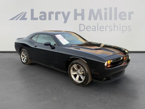 Used 2016 Dodge Challenger SXT image 7