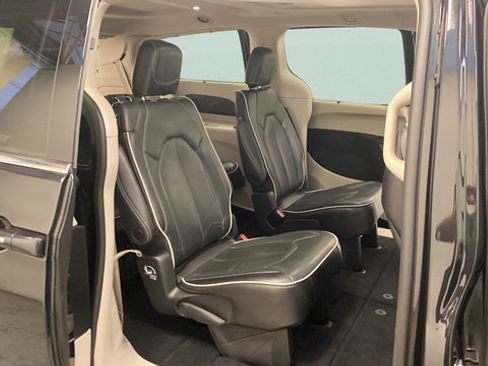 Used 2023 Chrysler Pacifica Limited AWD/4WD image 34