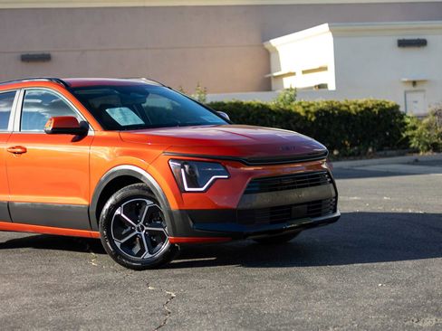 Used 2023 Kia Niro EX image 9