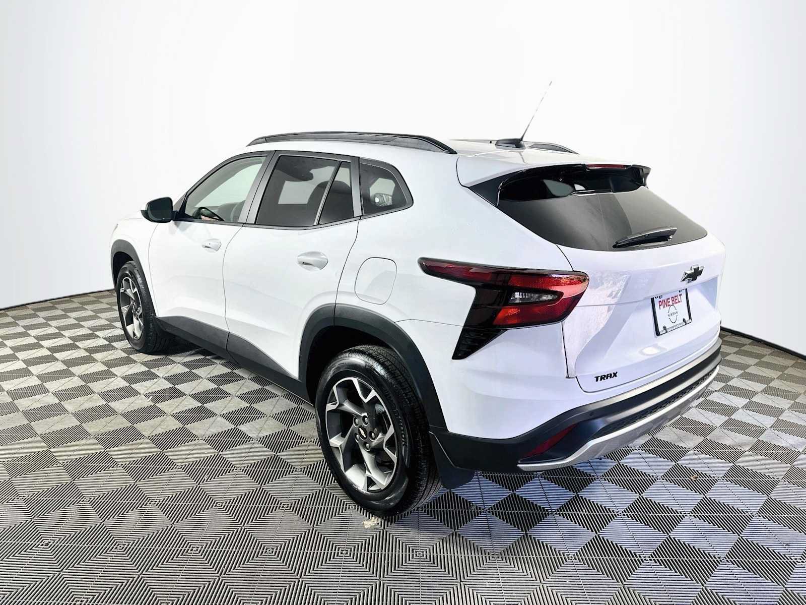 Used 2025 Chevrolet Trax LT w/ Sunroof Package FWD image 6