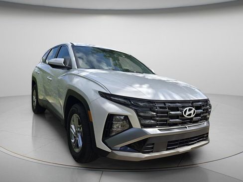 Used 2025 Hyundai Tucson SE image 4