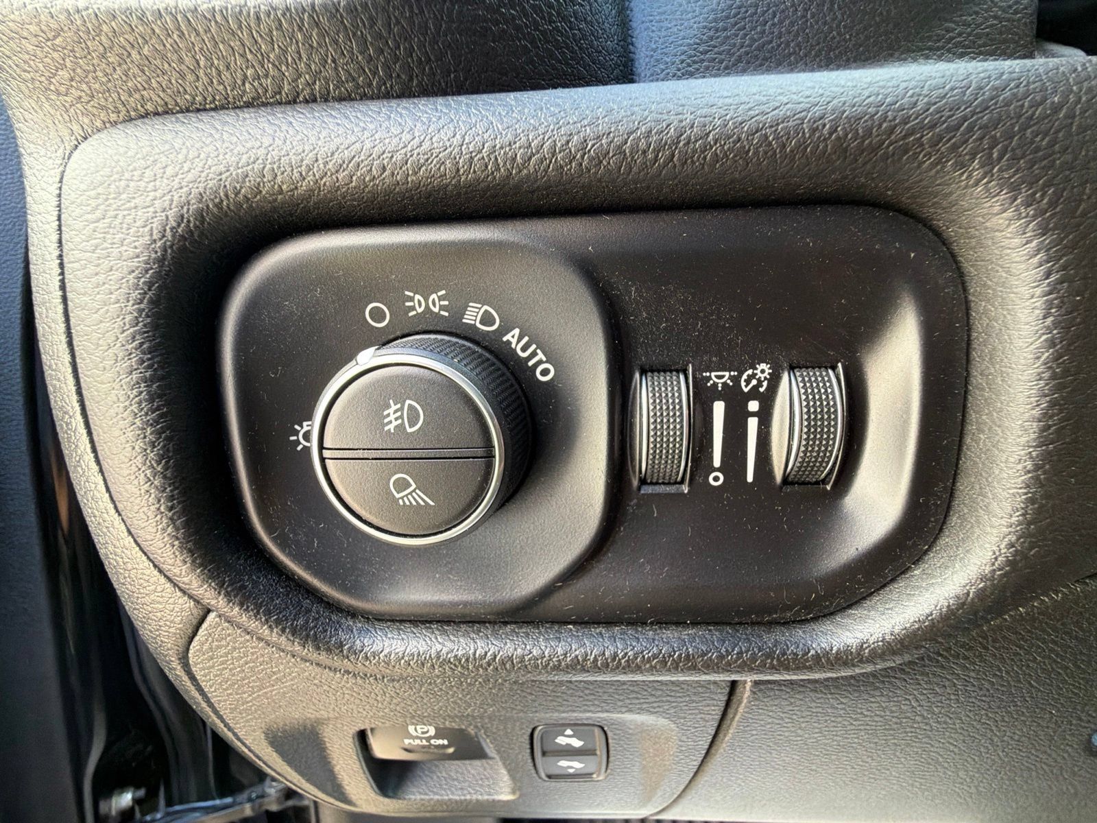 Used 2023 RAM 1500 Laramie AWD/4WD image 15