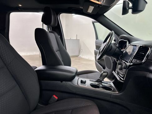 Used 2019 Jeep Grand Cherokee Laredo AWD/4WD image 24