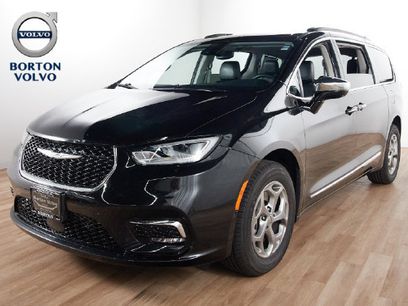 Used 2023 Chrysler Pacifica Limited w/ Uconnect Theater Family Group
