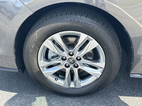 Used 2025 Toyota Sienna Limited FWD image 21