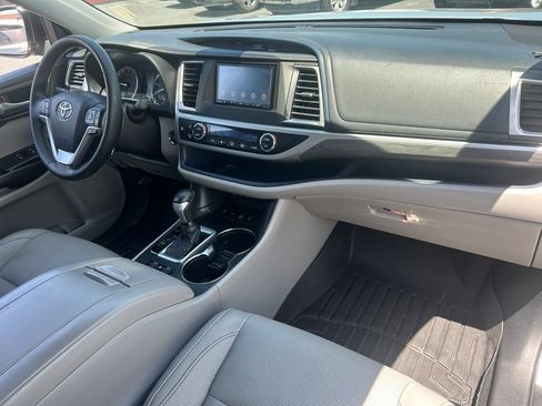 Used 2017 Toyota Highlander Limited AWD/4WD image 39