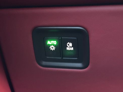 Certified 2025 Porsche Macan Electric image 33