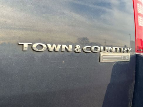 Used 2009 Chrysler Town & Country LX image 13