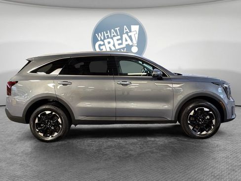 Certified 2025 Kia Sorento S image 2