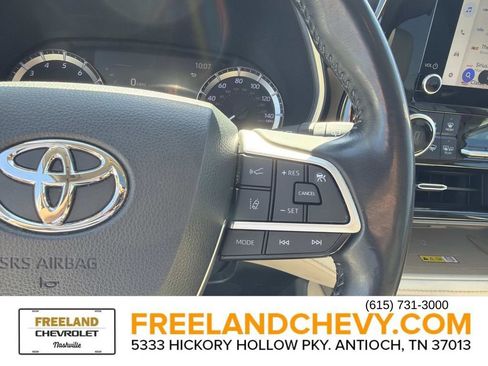 Used 2023 Toyota Highlander XLE FWD image 31