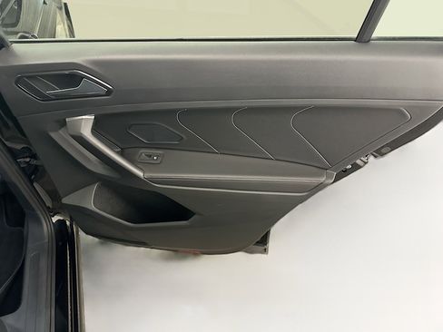 Used 2023 Volkswagen Tiguan SE w/ Panoramic Sunroof Package image 30