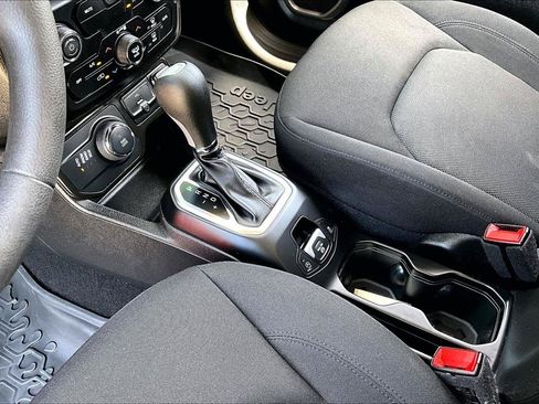 Used 2023 Jeep Renegade Latitude AWD/4WD image 19