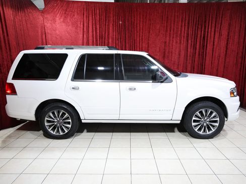 Used 2017 Lincoln Navigator Select image 8