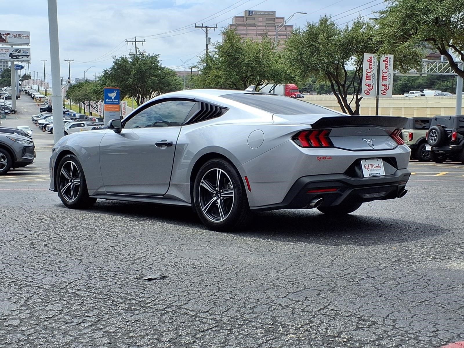 Used 2025 Ford Mustang Coupe RWD image 8
