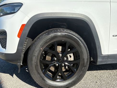 Used 2024 Jeep Grand Cherokee Altitude AWD/4WD image 25
