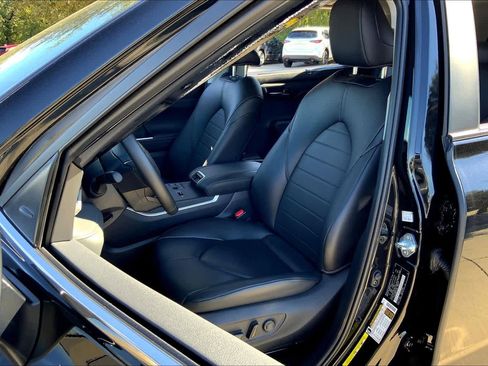 Used 2024 Toyota Highlander XLE image 6