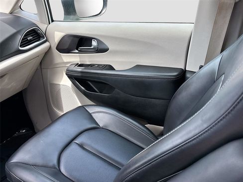 Used 2023 Chrysler Pacifica Touring-L FWD image 23
