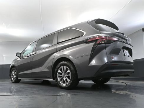 Used 2022 Toyota Sienna XLE AWD/4WD image 39