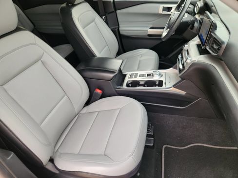 Used 2021 Ford Explorer XLT w/ Equipment Group 202A RWD image 15