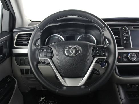 Used 2019 Toyota Highlander XLE AWD/4WD image 8