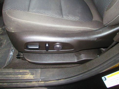 Used 2021 GMC Acadia SLE image 13